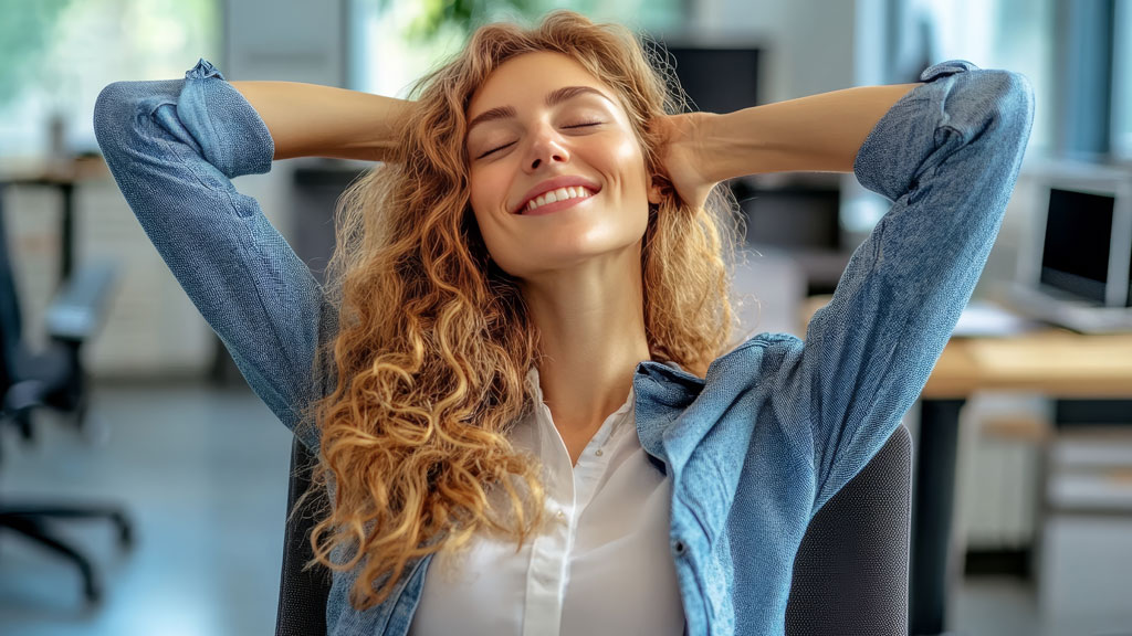 Professionnel détendu en fin de journée de travail sur chaise ergonomique